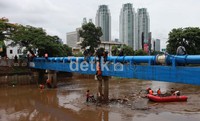 Para petugas dari Kecamatan Setia Budi membersihkan sampah di Banjir Kanal Barat kawasan Jalan Sultan Agung, Jakarta Selatan.
