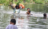 Warga korban banjir dihantui rasa takut kecurian dari maraknya penjarah yang mencuri barang-barang di rumah yang kosong    ditinggal pemiliknya.