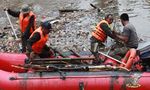 Bersihkan Sampah di Banjir Kanal Barat