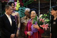 Sebagian keluarga besarnya yang ada di Indonesia turut hadir dan memberikan ucapan selamat dan buket karangan bunga.