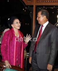 Mooryati berbincang dengan MS Hidayat.