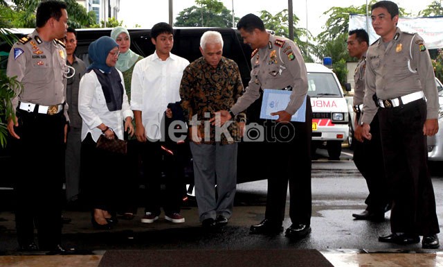 Hatta Rajasa Antar Rasyid Jalani Pemeriksaan di Ditlantas Polda