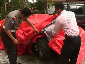 Agar Tak Korsleting Kena Hujan, Bangkai Mobil Ferrari Ditutup Terpal