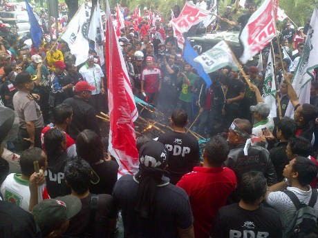  Massa Bakar 2 Keranda di Depan KPU, Lalin Macet