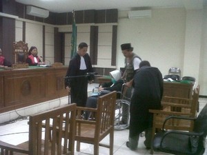 Tangis Haru Warnai Pembacaan Pledoi Ketua Fatayat NU Lasem Soal Korupsi