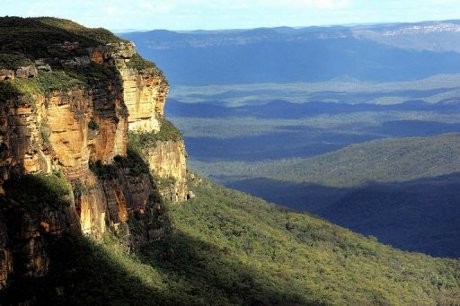 Turis Inggris Tewas Terjatuh di Air Terjun Australia