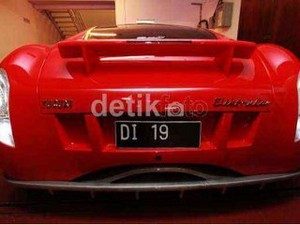Pelat Nopol Tucuxi DI 19 Dibuat di Tukang Pelat Kaki Lima