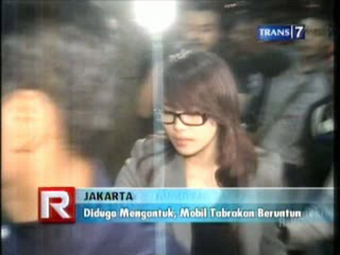 Diduga Mengantuk, Mobil Tabrakan Beruntun