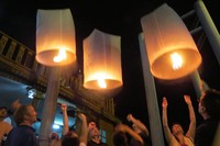 Hup! Para wisatawan asing melepas lentera saat Loy Krathong. Festival Loy Krathong dirayakan di seluruh Negeri Gajah Putih dengan melarung sajen dan menerbangkan lentera cantik ke angkasa. Seru banget! (Fitraya/detikTravel)