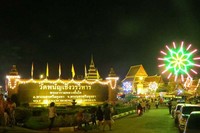 Perayaan Loy Krathong paling besar di Ayutthaya, ada di Vihara Wat Phananchoeng Worawihan. Tempat ini agak di pinggir Ayutthaya, tepat di samping Sungai Chao Phraya yang nantinya mengalir ke Kota Bangkok (Fitraya/detikTravel)