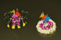 Loy Krathong secara harfiah adalah melarung sesajen. Sesajen ini berupa dekorasi aneka bunga, lilin dan dupa, beralaskan gedebong pisang yang dipotong melintang menjadi lingkaran-lingkaran (Fitraya/detikTravel)
