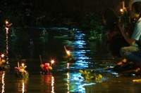 Orang melarung dengan tujuan membuang amarah, segala yang yang buruk dan berharap nanti di tahun yang akan datang mendapatkan kebaikan. Ratusan orang silih berganti ingin melarung sesajen (Fitraya/detikTravel)