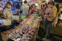 Ada aneka sate seafood, minuman manis dan lain-lain. Sungguh menggugah selera, dan tinggal pilih mau beli yang mana (Fitraya/detikTravel)