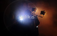 Petugas pemadam kebakaran berjibaku menjinakkan api.
