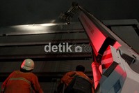 22 unit mobil damkar dikerahkan menjinakkan api.