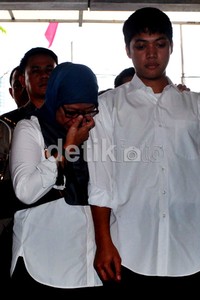Istri Hatta, Okke juga datang untuk menemani anaknya.