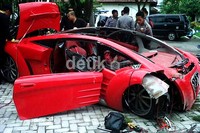 Mobil itu sengaja ditabrakkan Dahlan ke tebing untuk menghindari menabrak pengguna jalan yang lain di Desa Dadi, Kecamatan Plaosan Magetan. Arvin Dwi Pranoto/detikcom.