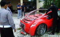 Tim Teknis Laboratorium Forensik Polri Cabang Surabaya dan Tim Teknis Ditlantas Polda Jatim memeriksa bangkai mobil Tucuxi, Minggu (6/1/2013).