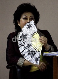 Hartati sekali-kali mengipas karena ruang sidang panas akibat banyaknya pengunjung. Ramses/detikFoto.