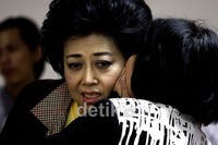 Hartati berbisik dengan penasehat hukumnya disela persidangan. Ramses/detikFoto.