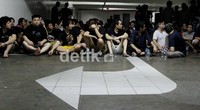 Para tahanan dikumpulkan di ruang parkir basement Gedung Sentra Mulia.     