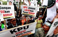 Pendemo membawa poster-poster tuntutan.