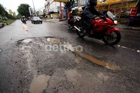 Kondisi Jalan KH Noer Ali, Kalimalang, Kota Bekasi, berlubang.