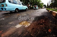 Para pengendara harus berhati-hati saat melintas di jalan yang berlubang tersebut.