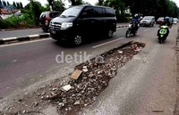 Kondisi jalan ini membahayakan para pengendara yang melintas di jalan tersebut.