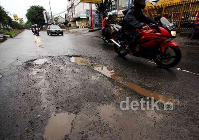 Musim Hujan, Jl KH Noer Ali Kalimalang Rusak
