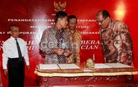 Nota kesepahaman ini ditandatangani Sekjen MK Janedri M Gaffar (kanan) dan Kepala PPATK Muhammad Yusuf (kiri) di Gedung MK, Jakarta. Ketua MK Mahfud MD juga hadir dalam penandatanganan MoU tersebut.