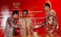 Ketua MK Mahfud MD berjabat tangan dengan Kepala PPATK Muhammad Yusuf (kiri) dan Sekjen MK Janedri M Gaffar (kanan) seusai penandatanganan MoU.