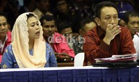 Sekjen Partai Demokrasi Pembaharuan (PDP), Didi Supriyanto melakukan intrupsi didampingi Ketua Umum PKBIB Yenny Wahid. Ia memprotes ketidakhadiran ketum dan sekjen parpol besar. Ramses/detikFoto.