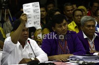 Ketua Umum PDP Roy BB Janis memperlihat kertas foto copy kartu tanda anggota salah satu partai yang dianggap tidak sah. Ramses/detikFoto.