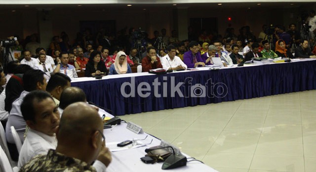 Hujan Interupsi, Rapat Pleno KPU Diskor