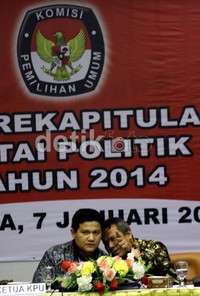 Ketua KPU Husni Kamil Manik berbincang dengan anggota KPU Juri Ardiantoro sela rapat pleno. Ramses/detikFoto.