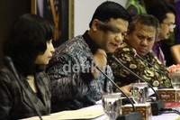 Ketua KPU Husni Kamil Manik mengetok palu bertanda rapat pledo di skor hingga jam 19.30 WIB. Ramses/detikFoto.