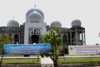 Spanduk dukungan terhadap kebijakan walikota Lhokseumawe terlihat di Kota Lhokseumawe, seperti di halaman Mesjid Islamic Centere Lhokseumawe dan Kantor Walikota. Feri Fernandes/detikFoto.