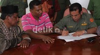 Walikota Lhokseumawe Suaidi Yahya menandatangani surat tersebut di kantor walikota. Feri Fernandes/detikFoto.