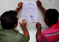 Bersama Ketua DPRK Lhokseumawe, Saifuddin Yunus tengah menyebarkan surat edaran tersbut. Feri Fernandes/detikFoto.