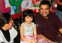 Afiqah bersama kedua orang tuanya.