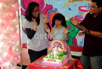 Acara ulang tahun Afiqah berlangsung meriah.