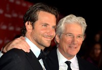 Bintang 'Hangover' itu berpose dengan Richard Gere. (Frazer Harrison/Getty Images).