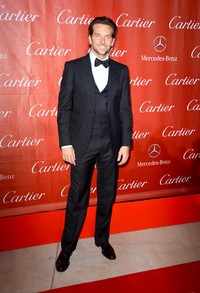 Bradley tampak gagah dan tampan mengenakan setelan dari Tom Ford. (Frazer Harrison/Getty Images).