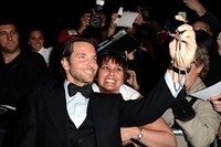 Ia pun sempat berfoto bersama fans. (Jason Merritt/Getty Images For Palm Springs Film Festival).