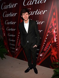Pose Tom Holland di depan kamera. Michael Buckner/Getty Images For Palm Springs Film Festival.
