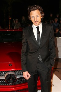 John Hawkes datang bersama Mercedes-Benz. Chelsea Lauren/Getty Images for Mercedes-Benz.