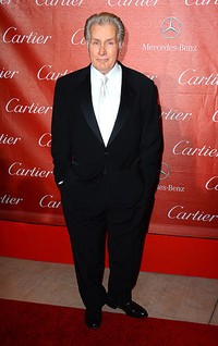 Aktor Martin Sheen tampil rapi dengan setelan jas hitam. Frazer Harrison/Getty Images.