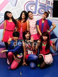 Mereka tampil dengan kostum yang bernuansa pink. Gusmun/detikHOT.