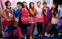 Pose centil girlband Super Girlies saat ditemui di acara DahSyat, RCTI, Jakarta Barat, Senin (7/1/2013). Gusmun/detikHOT.